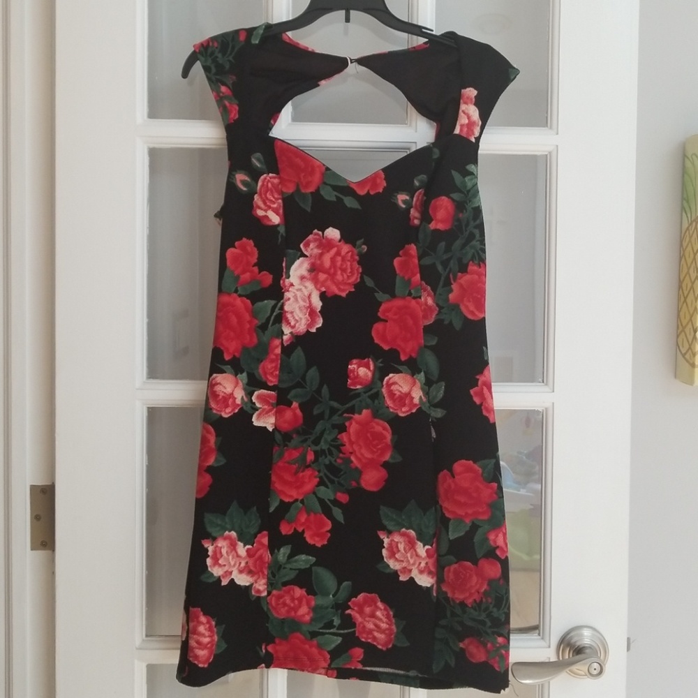 GUESS bodycon rose dress with sweetheart neckline